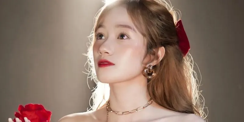 Sự nghiệp: Từ giảng đường luật đến sân khấu triệu view